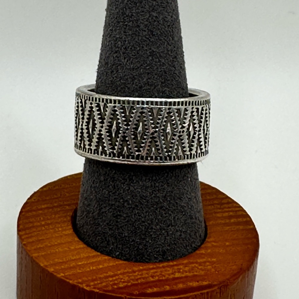 Silver wide band patterned ring - size 7
